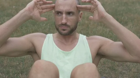 Handheld shot of young man doing sit-ups 스톡 동영상 114843641