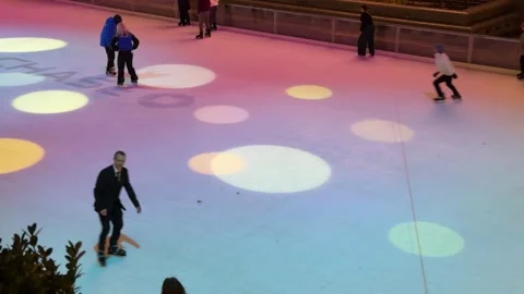 Handheld Tilt Down On Skaters And Light Circles At Rockefeller Rink Vídeo Stock 342653806