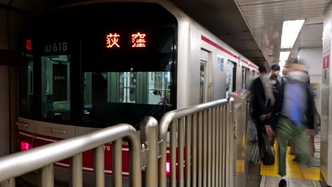 Handheld Timelapse of crowd of passenger crammed into train on Tokyo Metro 스톡 동영상 189496948