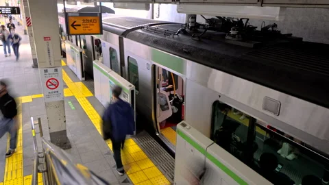 Handheld Timelapse of Metro Train on JR Yamanote Line arriving at station Video stock 189389447