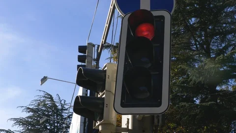 Handheld: Traffic lights close up Stock-Footage 100063043