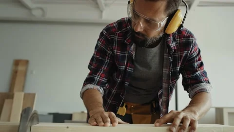 Handheld video of carpenter using a circular saw Video stock 134608558