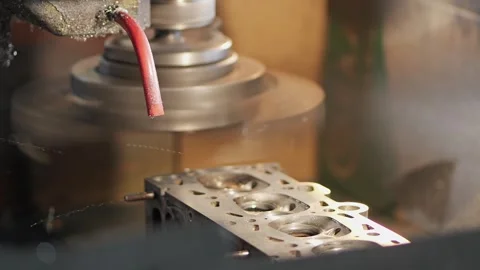 Handheld video shows CNC surface grinding of cylinder head 库存影片 334078833