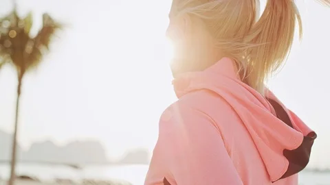 Handheld view of female runner on the beach Stock-Footage 125861082