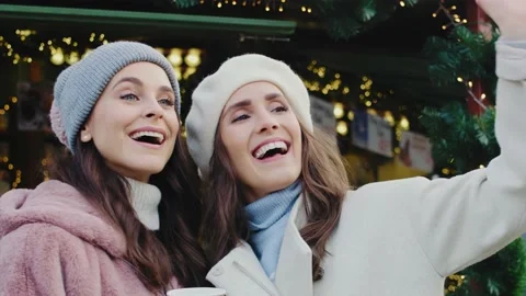 Handheld view of friends spending time on Christmas market. Stock-Footage 141741008