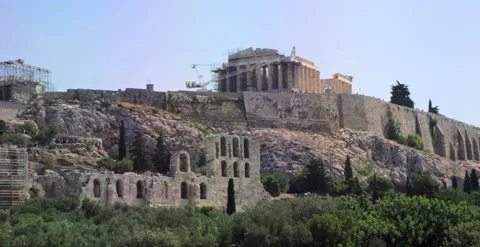 Handheld view looking up at Parthenon on Acropolis in Athens, Greece Vidéo 202263019