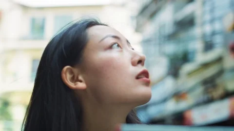 Handheld view of tourist with paper map Stock-Footage 125081056