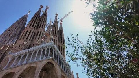 Handheld Wide-Angle Shot of Sagrada Familia in Barcelona on a Sunny Day 库存影片 341938656