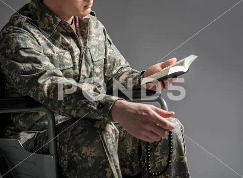 Handicapped male soldier reading the Bible Stock Photos