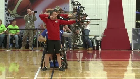 Handicapped servicement compete in archery. Vídeo Stock 74813747