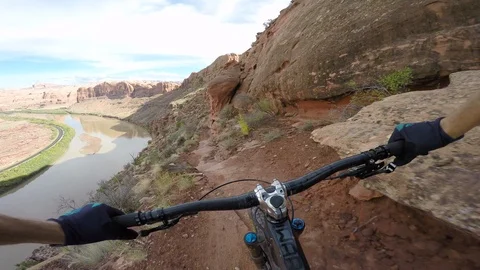 Handle Bar View Of Man Mountain Biking On A Rugged Trail In The Desert Overlooki Video stock 114331853