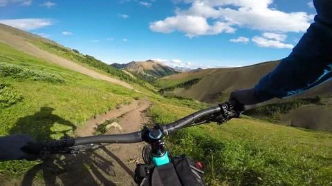 Handle Bar View Of Man Riding Bike On A Sunny Day In The Mountains Stockbeeldmateriaal 115099730