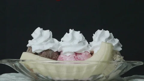 Handle Candy red on whip cream. Vidéo 125965214