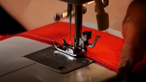 Handle the edges of fabric white thread. Close up Vidéo 69254540