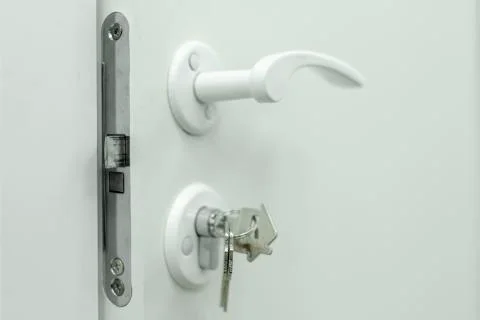 Handle, lock, lock keys and white door Foto stock