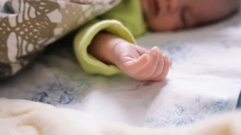 Handle a small child sleeping under a blanket Vidéo 80081281