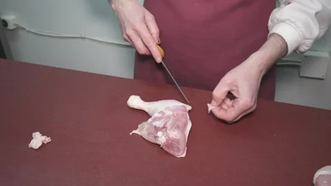 Handling of hand-cut chicken meat with a knife on a work table. Vidéo 331913583