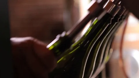 Handling wine bottle Vídeos de archivo 77050371