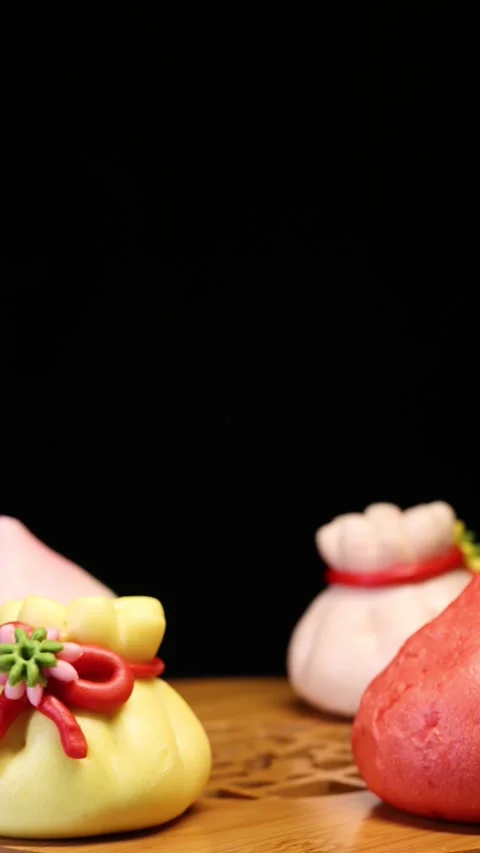 Handmade birthday longevity flower-shaped steamed buns 库存影片 344349336