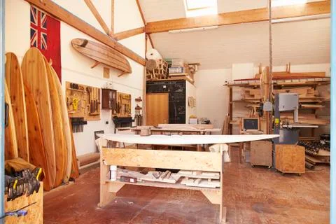 Handmade Boards In Empty Bespoke Surfboard Workshop Foto stock