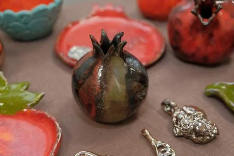 Handmade earthenware in the shape of fruit Foto stock