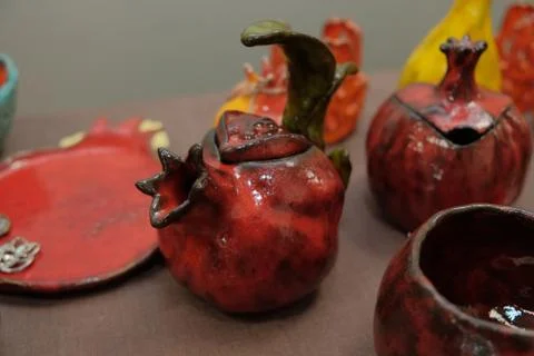 Handmade earthenware in the shape of fruit Foto stock