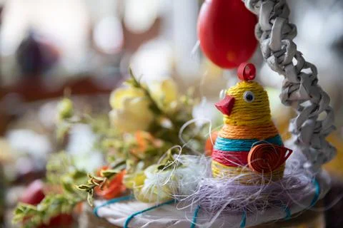 Handmade Easter centerpiece in spring colors - a hen in the nest. Stock-Fotos