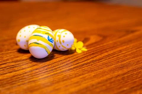 Handmade easter eggs and flower on a wood table. Foto stock
