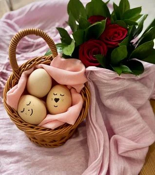 Handmade Easter Eggs Beside Red Rose Bouquet Foto stock
