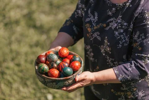 Handmade Easter Eggs in Bowl Stock-Fotos