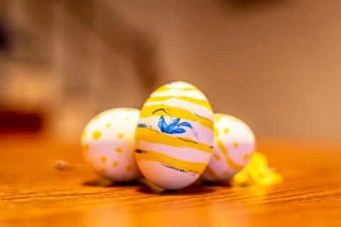 Handmade easter eggs on a wood table. Foto stock