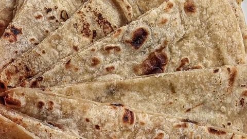 Handmade flat bread chapati and dal tadka fry in brass bowl pan on white pl.. Stock-Footage 270359225