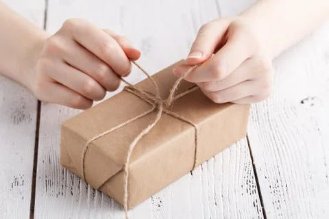 Handmade gift pcking in craft papper by female Foto stock