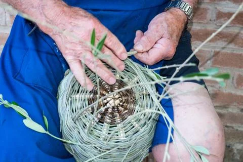 Handmade hands while making a wicker basket Foto stock