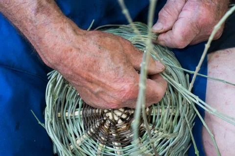 Handmade hands while making a wicker basket Foto stock