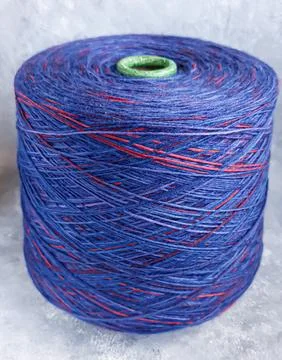 Handmade knitting pattern. Knitted fabric from a multi-colored thread and a.. Foto stock