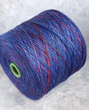 Handmade knitting pattern. Knitted fabric from a multi-colored thread and a.. Foto stock