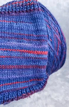 Handmade knitting pattern. Knitted fabric from a multi-colored thread and a.. Foto stock