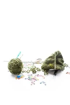 Handmade knitting process with wool yarn and craft tools Foto stock