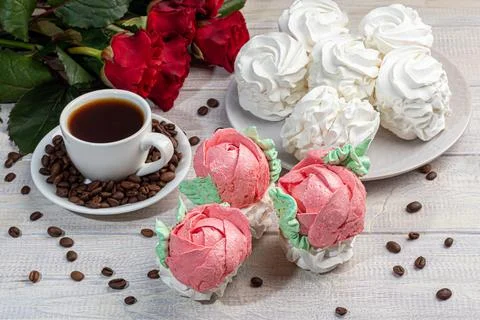 Handmade marshmallows on a light background in the form of roses, hydrangeas and Fotos de archivo