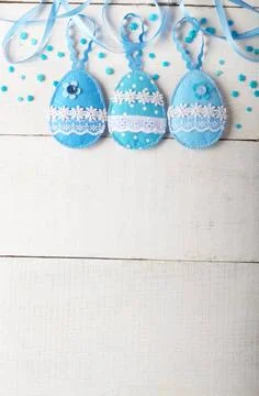 Handmade patchwork blue felt easter eggs on white wooden table Handmade pa... Stock-Fotos