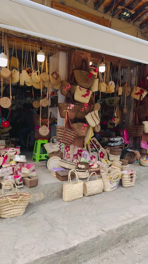 Handmade straw bag shop in a local market, Vídeos de archivo 336848867