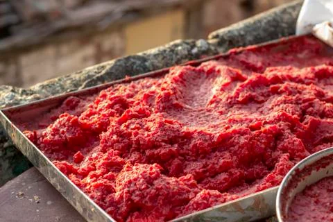 Handmade tomato paste producing process at sunset time Foto stock