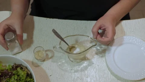 Hands adding salt to a glass container Vidéo 342363075