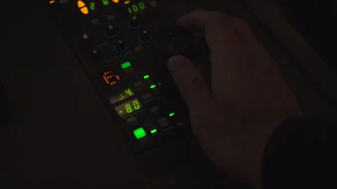 Hands adjusting a video control console Vídeos de archivo 333543058