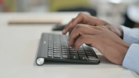 Hands of African Man Using Mouse on Desktop, Close Up 스톡 동영상 146481569
