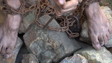 Hands and feet of a slave entangled in iron chains. An attempt to break free Vídeos de archivo 117183545