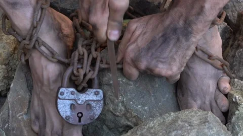 Hands and feet of a slave entangled in iron chains. An attempt to break free Vídeos de archivo 138487154