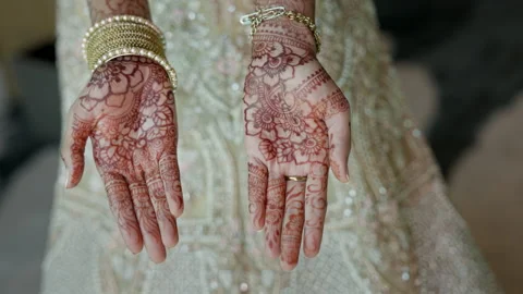 Hands Of An Arab Bride. She Holds Her Hands Palms Up. Hands Painted With Henna. Vídeos de archivo 151787092