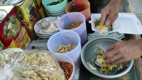 Hands are preparing ingredients for chicken congee take away Stock Footage 259466199